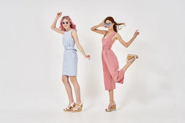 Dos novias de pie al lado de la ropa de moda glamour posando — Foto de Stock