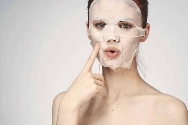 Femme en masque cosmétique soin du visage rajeunissement de la peau — Photo