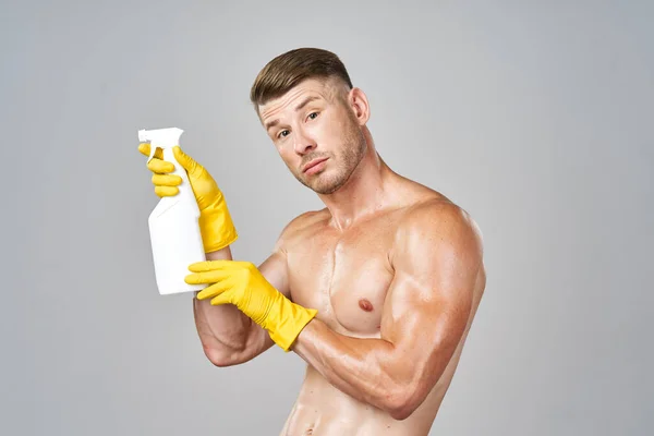 Людина з перекачуваними м'язами миючий засіб позує очищення — стокове фото