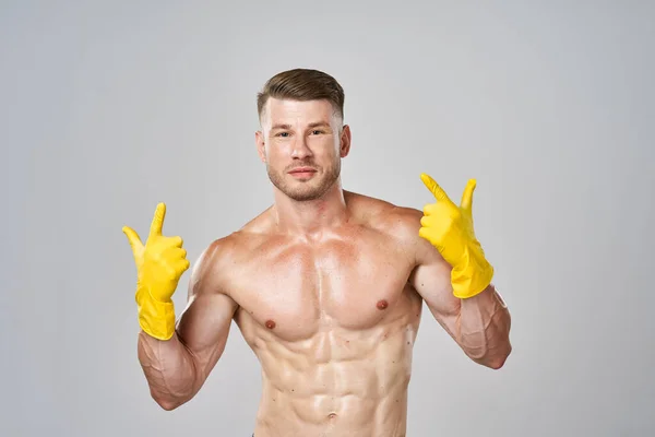 Férfi egy felpumpált meztelen test gumikesztyűs gesztussal a kezével — Stock Fotó