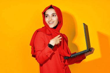 Güzel kadın dizüstü bilgisayar teknolojisi, internet etnik köken modeli