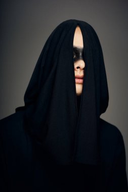 Siyah maskeli adam cadılar bayramı dehşeti karanlık arka plan