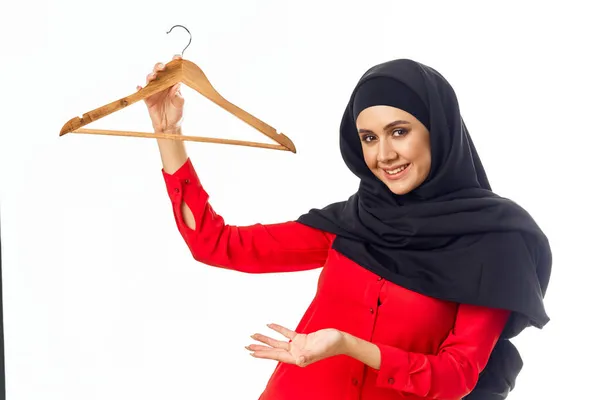 穆斯林妇女带着黑色头巾礼物外出度假特写镜头 — 图库照片