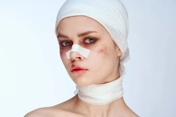 Retrato de una operación de cirugía plástica mujer hombros desnudos fondo aislado — Foto de Stock
