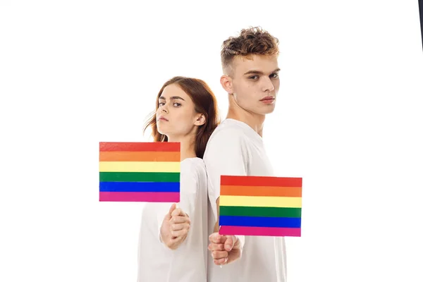 Fiatal pár lgbt zászló transznemű életmód fény háttér — Stock Fotó