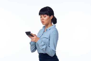 Elinde hesap makinesi olan bir iş kadını profesyonel yöneticiyi finanse ediyor.