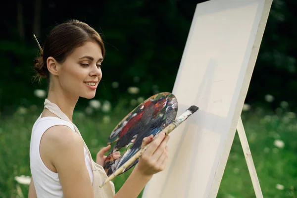 Femme en plein air peindre une image paysage passe-temps créatif — Photo