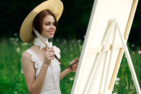 Kobieta w białej sukience artysta sztalugi malarstwo natura krajobraz — Zdjęcie stockowe