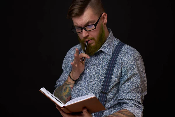 Homem de óculos com um caderno em suas mãos treinando escritório profissional — Fotografia de Stock