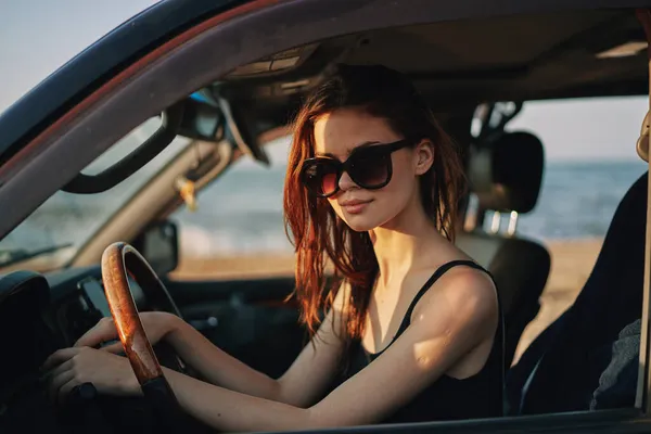 Vidám nő napszemüvegben autókirándulást vezet — Stock Fotó