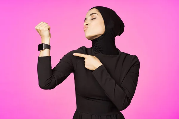 Смішна технологія мусульманського годинника, що позує рожевий фон — стокове фото
