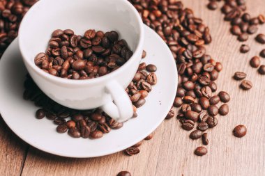 Bir fincan kahve. Sıcak içecek. Nesnenin dökülen taneleri.