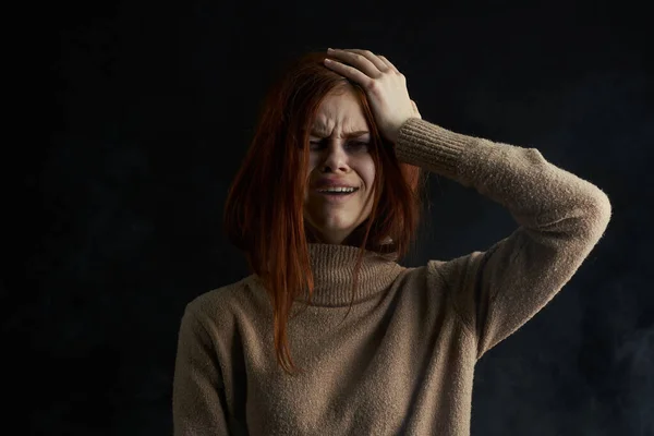 Przestraszona kobieta zmienia problem przemocy domowej — Zdjęcie stockowe
