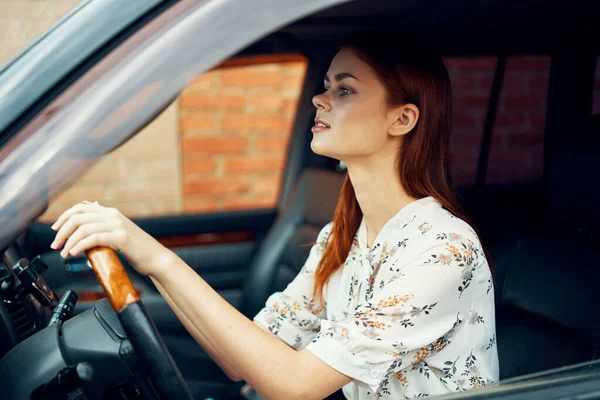 Aranyos vörös hajú nő vezetés egy autó életmód utazás — Stock Fotó