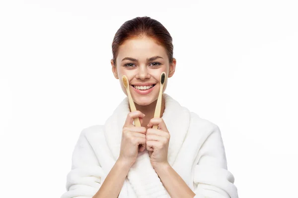 Wanita kontak dalam jubah putih sikat gigi kamar mandi kebersihan — Stok Foto