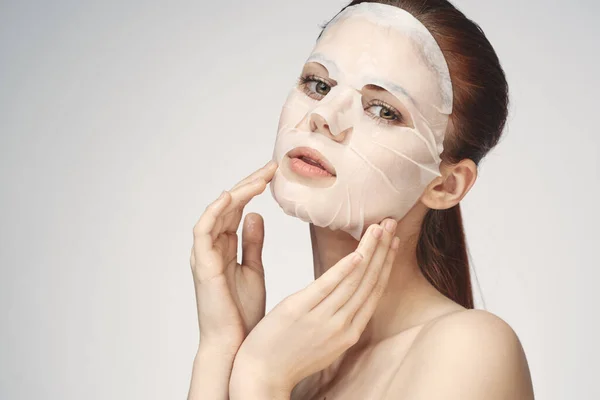 Емоційна жінка косметична маска для обличчя крупним планом світлий фон — стокове фото