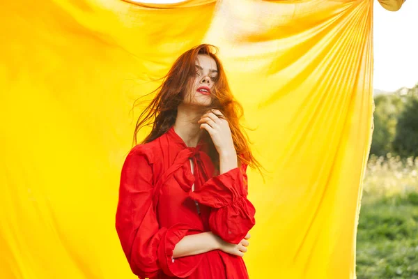 Bella donna in abito rosso all'aperto natura panno giallo — Foto Stock