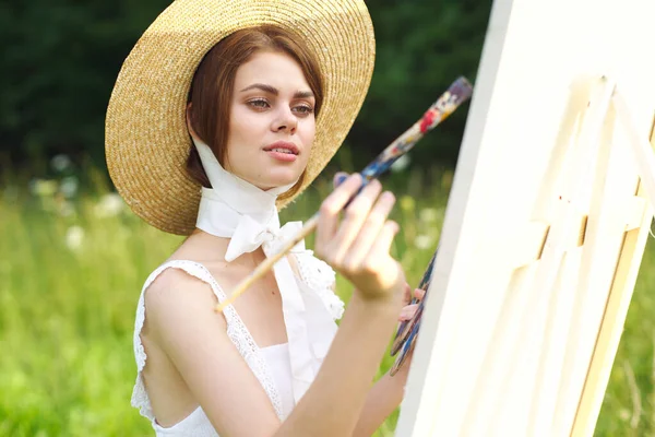 白いドレスアーティストの女性は、自然パレット上の創造的なペイント — ストック写真