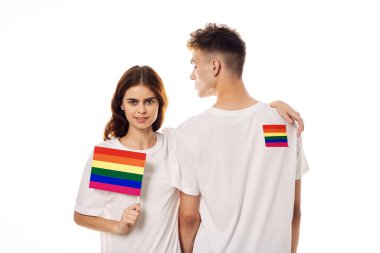Genç çift lgbt topluluğunun bayrak transseksüel yaşam tarzı