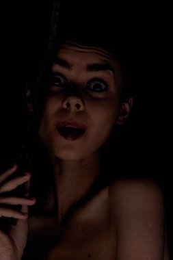 Çıplak omuzlu bir kadın. Açık tenli, aloe organik koyu arkaplan.