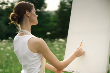 Kadın sanatçı doğa manzara sanatı hobisi