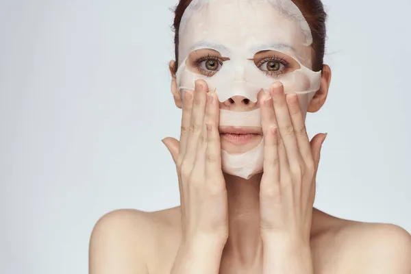 Güzel bir kadın çıplak omuzlarıyla maske takar. — Stok fotoğraf