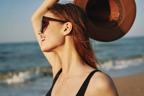 Frau mit Sonnenbrille am Meer — Stockfoto