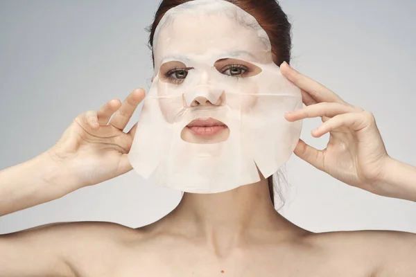 Femme avec épaules nues soins de la peau masque visage procédures — Photo