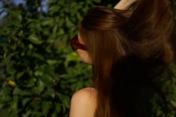 Mulher bonita em maiô e óculos de sol verão trópicos — Fotografia de Stock