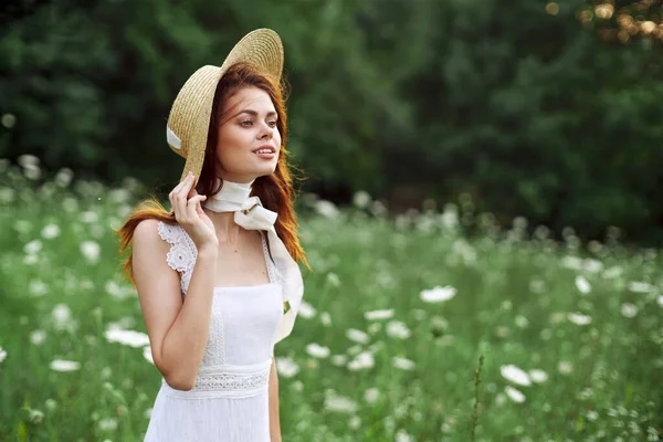 Mulher de vestido branco na natureza flores resto charme — Fotografia de Stock