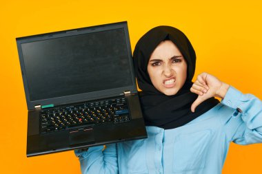 Güzel kadın bilgisayar işi tecrit edilmiş arka plan öğrenme