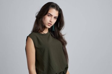 Açık arkaplan pozu veren bir kadın giysisinin portresi