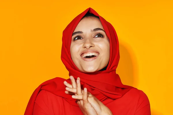 漂亮的女人穆斯林服装时尚现代风格孤立无援的背景 — 图库照片