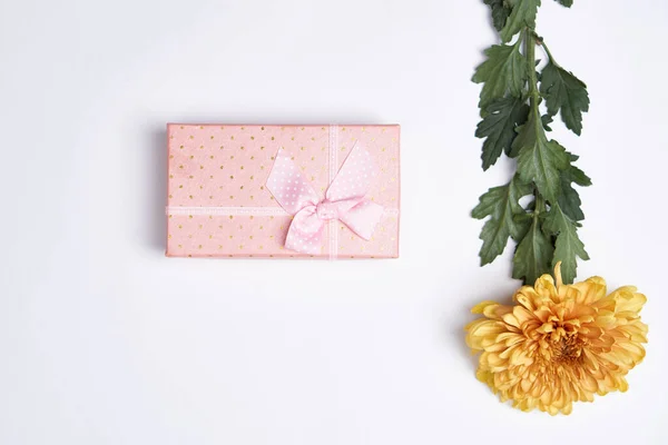 Rosa scatola fiore bouquet decorazione vacanza compleanno luce sfondo — Foto Stock