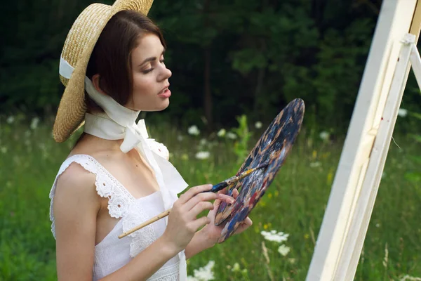 Žena s paletou barev malování obraz venku close-up — Stock fotografie