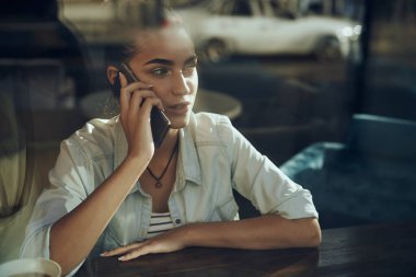 Kafede kahvaltıda telefonu olan bir iş kadını.