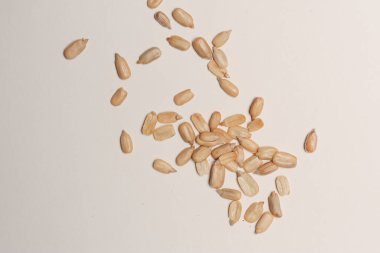 Ayçiçeğinin arka planında kabuğu soyulmuş tohumlar var.