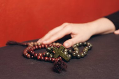 Tespih boncukları Ortodoks Hıristiyanlık inancı ve İncil 'i birbirine bağlar.