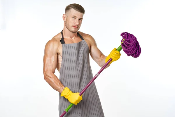 Sportlicher Mann im Schürzenwischmopp posiert beim Putzen — Stockfoto