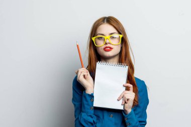 Sarı gözlüklü kadın sekreter not defteri görevlisi.