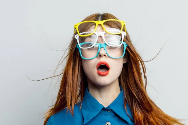 Vrouw met veelkleurige bril op haar gezicht in blauw shirt poseren glamour — Stockfoto