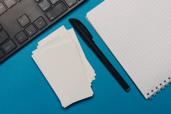 Ceruzák jegyzettömbök színes papír irodai papírok design — Stock Fotó