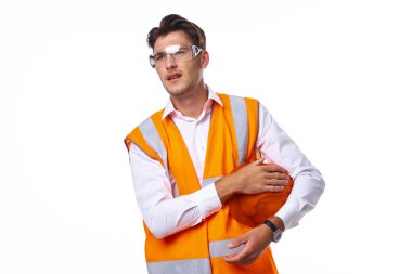 Turuncu üniformalı bir adam inşaat işinde.
