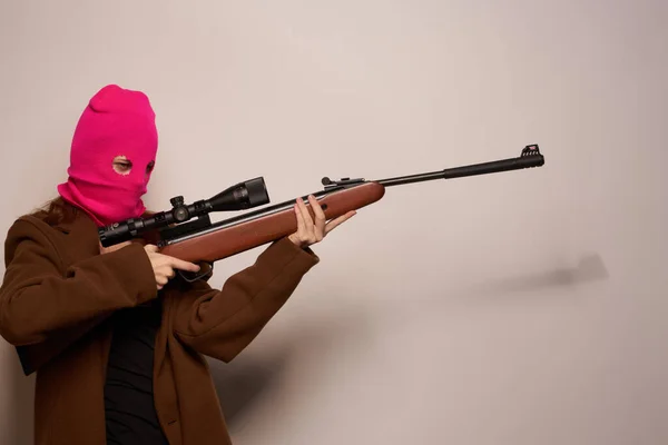 Kobieta strzelec Glamor wojskowe pozowanie beżowe tło — Zdjęcie stockowe