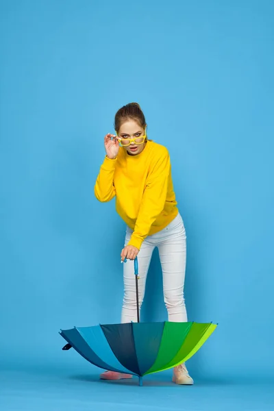 Mujer con paraguas multicolor en suéter amarillo posando colores arco iris — Foto de Stock