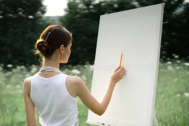 Kadın ressam yaratıcı manzara doğa hobisi