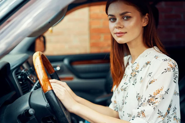 Lindo pelirroja mujer conducir un coche estilo de vida viaje —  Fotos de Stock