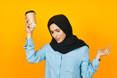 Arap kadın. Bir bardak kahve. Isınan bir içecek.