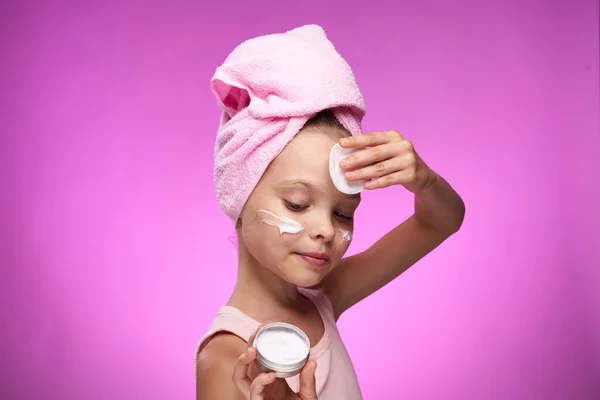 Menina com uma toalha em sua cabeça cosméticos decoração close-up roxo fundo — Fotografia de Stock