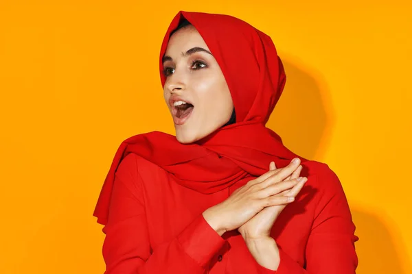 漂亮的女性穆斯林服装时尚现代风格的民族风格 — 图库照片